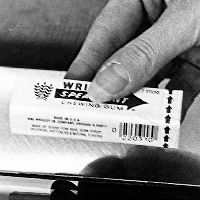 Scan eines Barcodes auf einer Packung Wrigleys Kaugummi